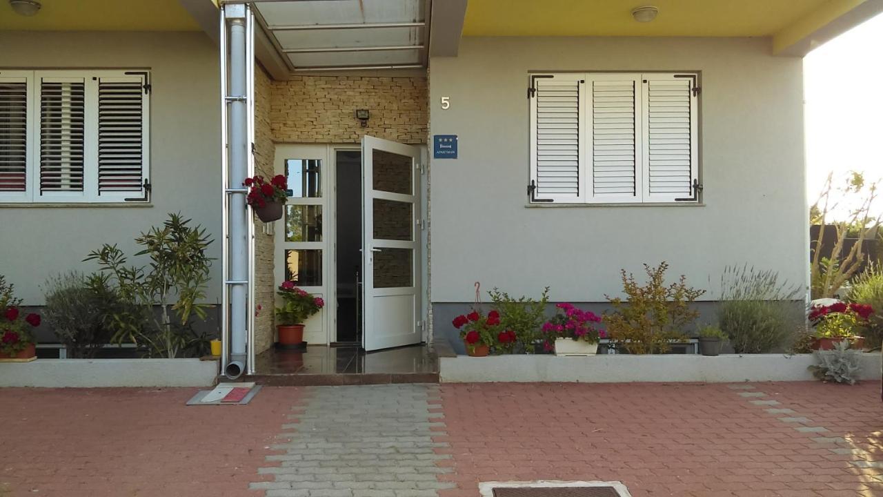 Apartments Diva Novalja Luaran gambar